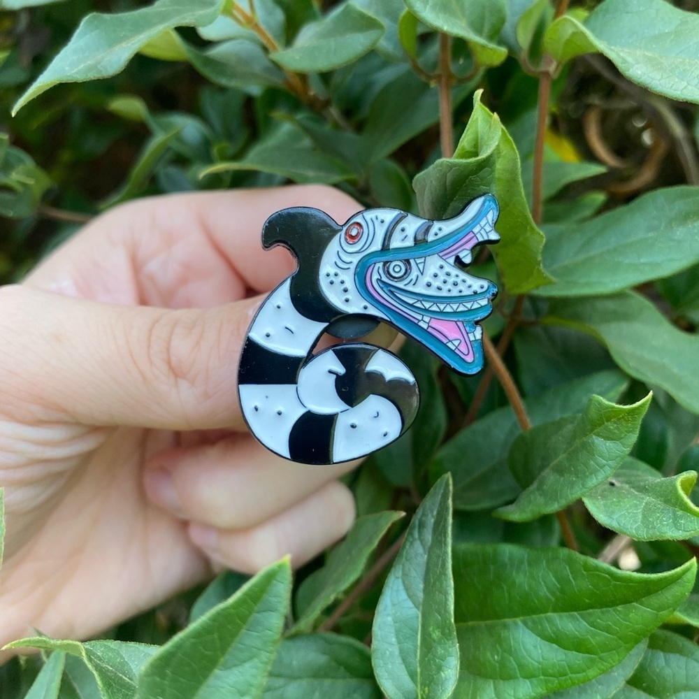 Gothic Beetlejuice Sand Worm Brooch Black and White Textured feel lightweight - Picture 4 of 4